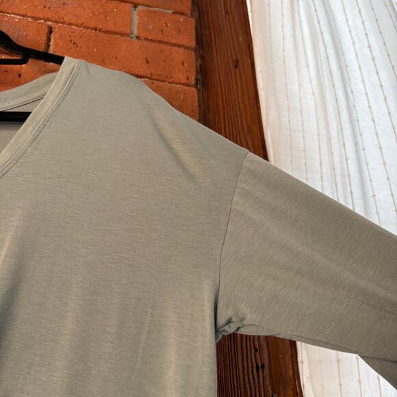 Athleta Embody Twist Front Top in Minimalistic Grey Sage Green Sz L Minimal - Picture 6 of 7